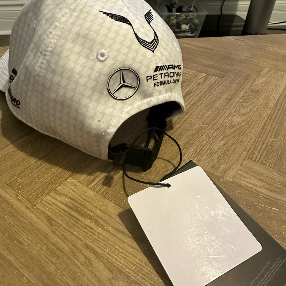 Mercedes grab turismo hat - Picture 2 of 3